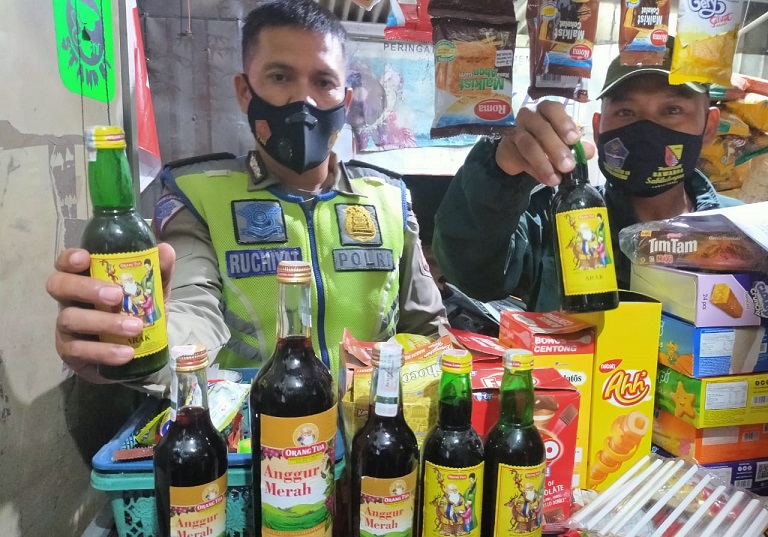 Jerigenan Tuak dan Puluhan Botol Miras di Dayeuhkolot Bandung Disita Polisi Dalam Ops Pekat Bulan Ramadhan