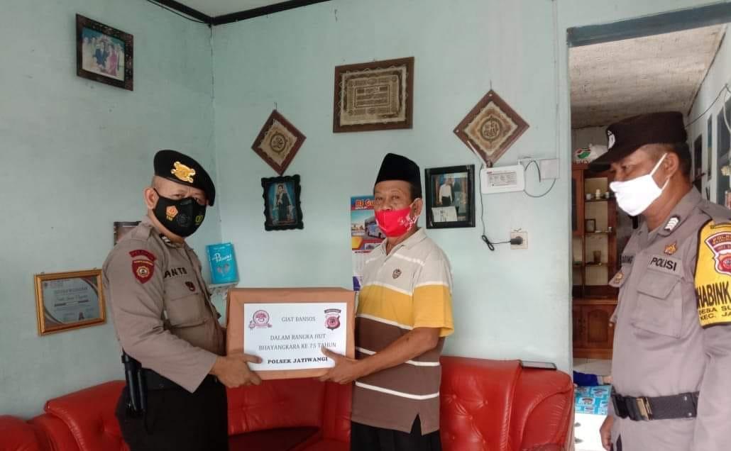 Jelang Peringatan Hari Bhayangkara Ke-75, Polres Majalengka Bagikan Paket Sembako Kepada Purnawirawan Polri