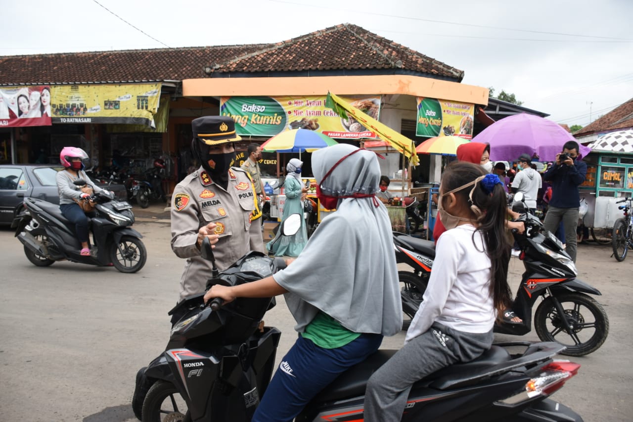 Kapolres Banjar Bersama Walikota Banjar, Sosialisasikan PPKM di Pasar Langkaplancar