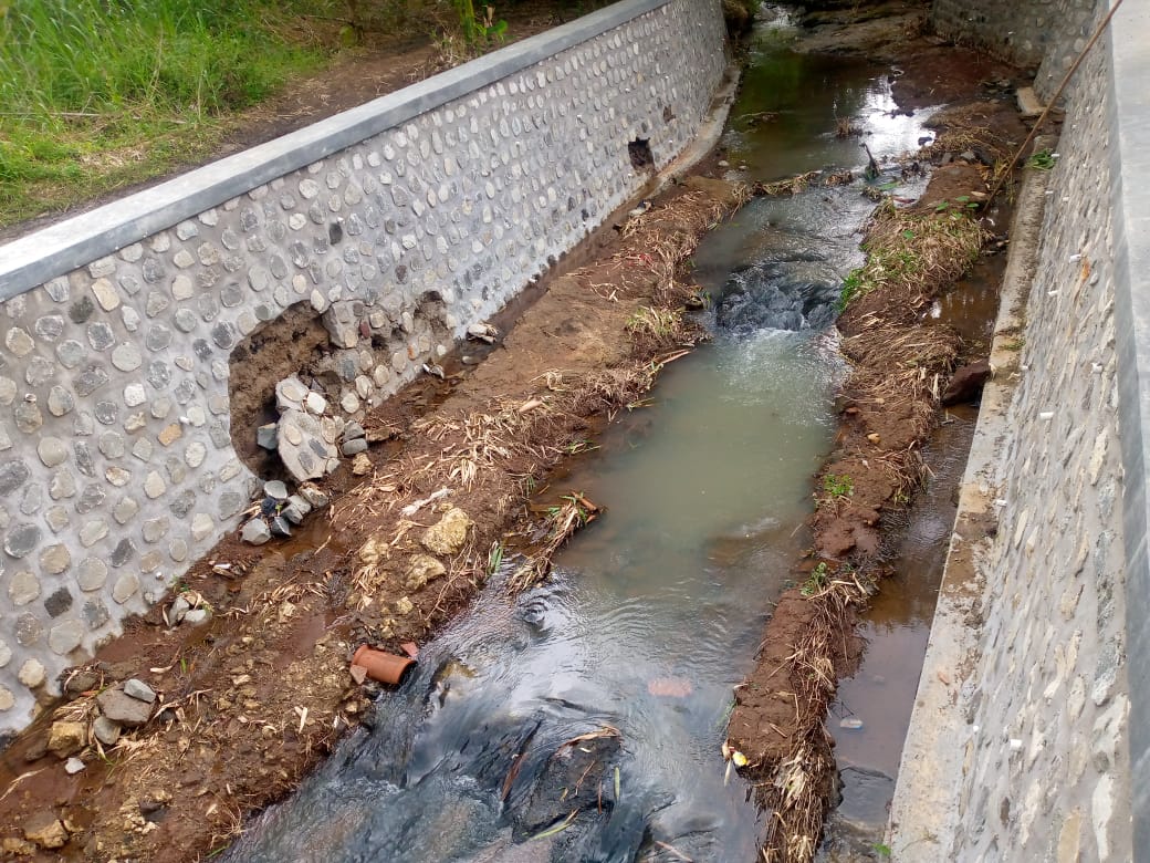 Diduga Tak Sesuai Spek, Proyek Irigasi di Wanaraja Kasokandel, Baru 1 Bulan Dibangun Sudah Rusak