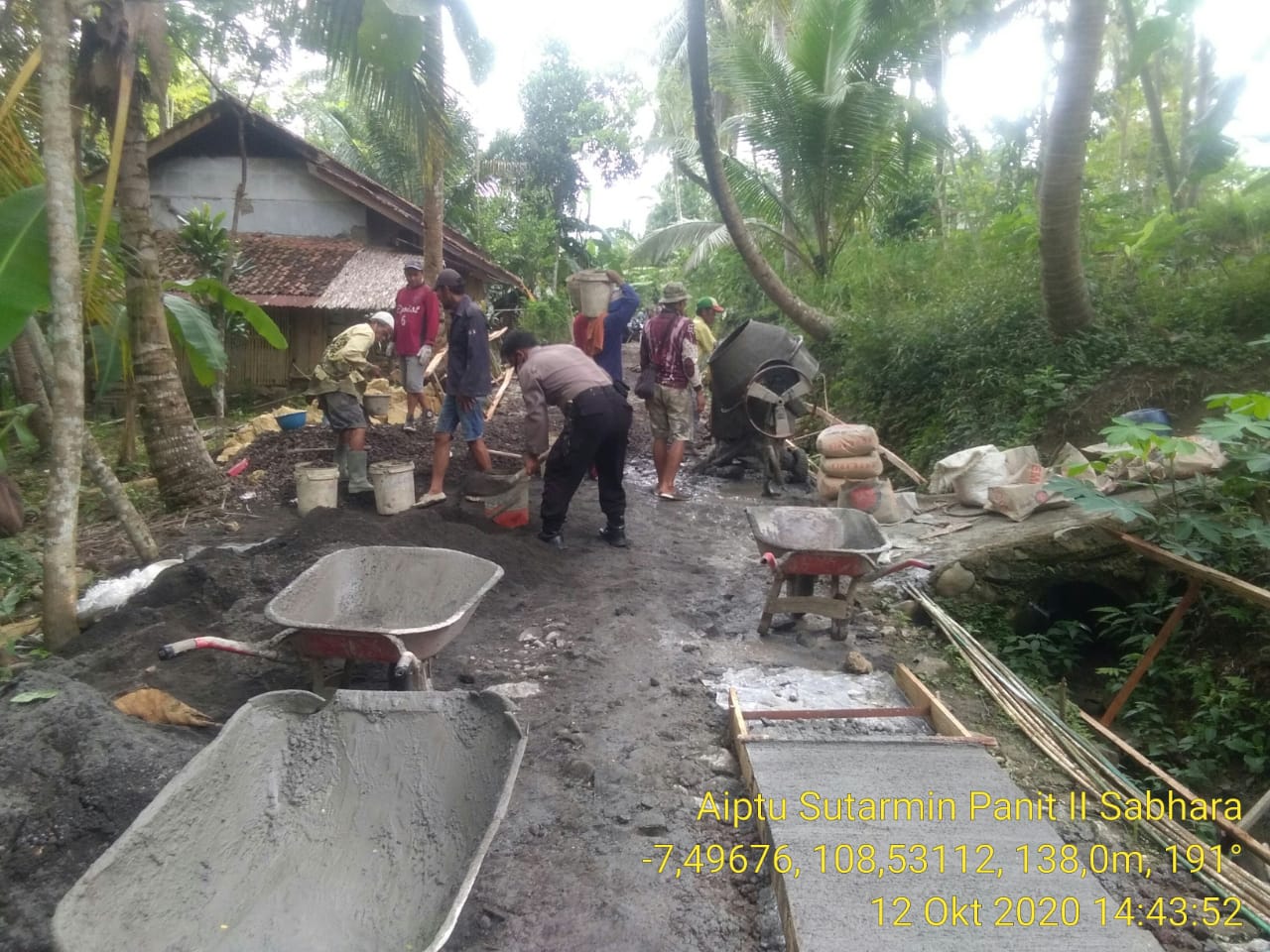 Awasi Penggunaan Dana Desa Bhabinkamtibmas Desa Karyamukti Lakukan Monitoring Pengerjaan Rabat Beton