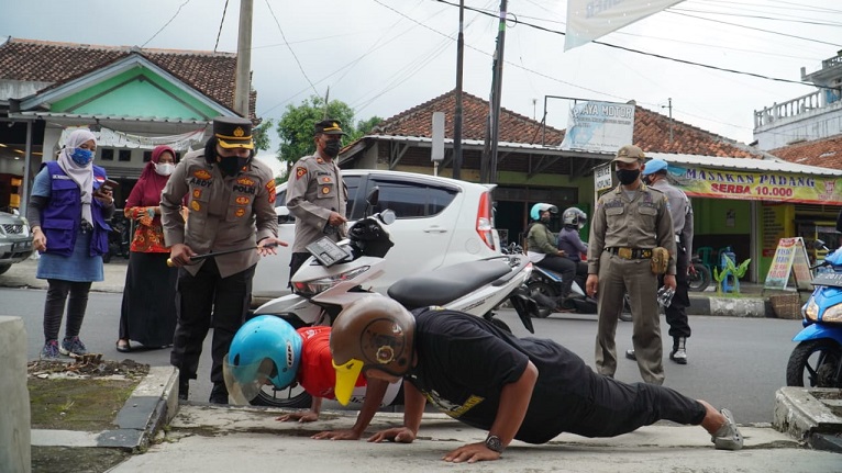 Bersama Walikota, Kapolres Banjar Woro-Woro Imbau Prokes, Pelanggar Diberikan Sanksi Push Up