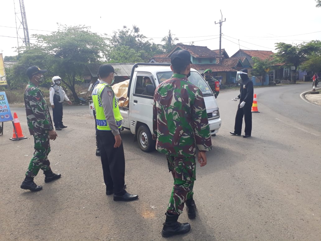 Polsek Gantar Bersama Koramil 1615 Gantar Terus Bagikan Masker Pada Pengguna Jalan