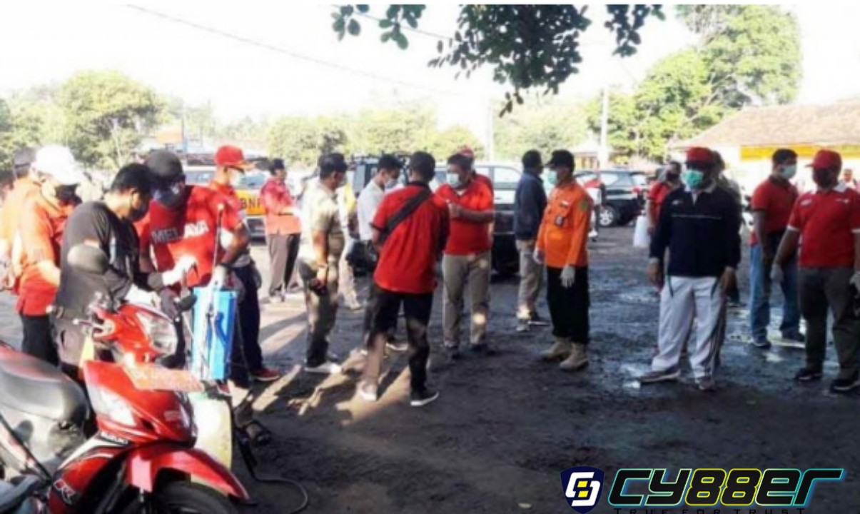 Bupati I Putu Artha Menghadiri Kegiatan Spraying Disinfektan di Pasar Umum Melaya Jembrana