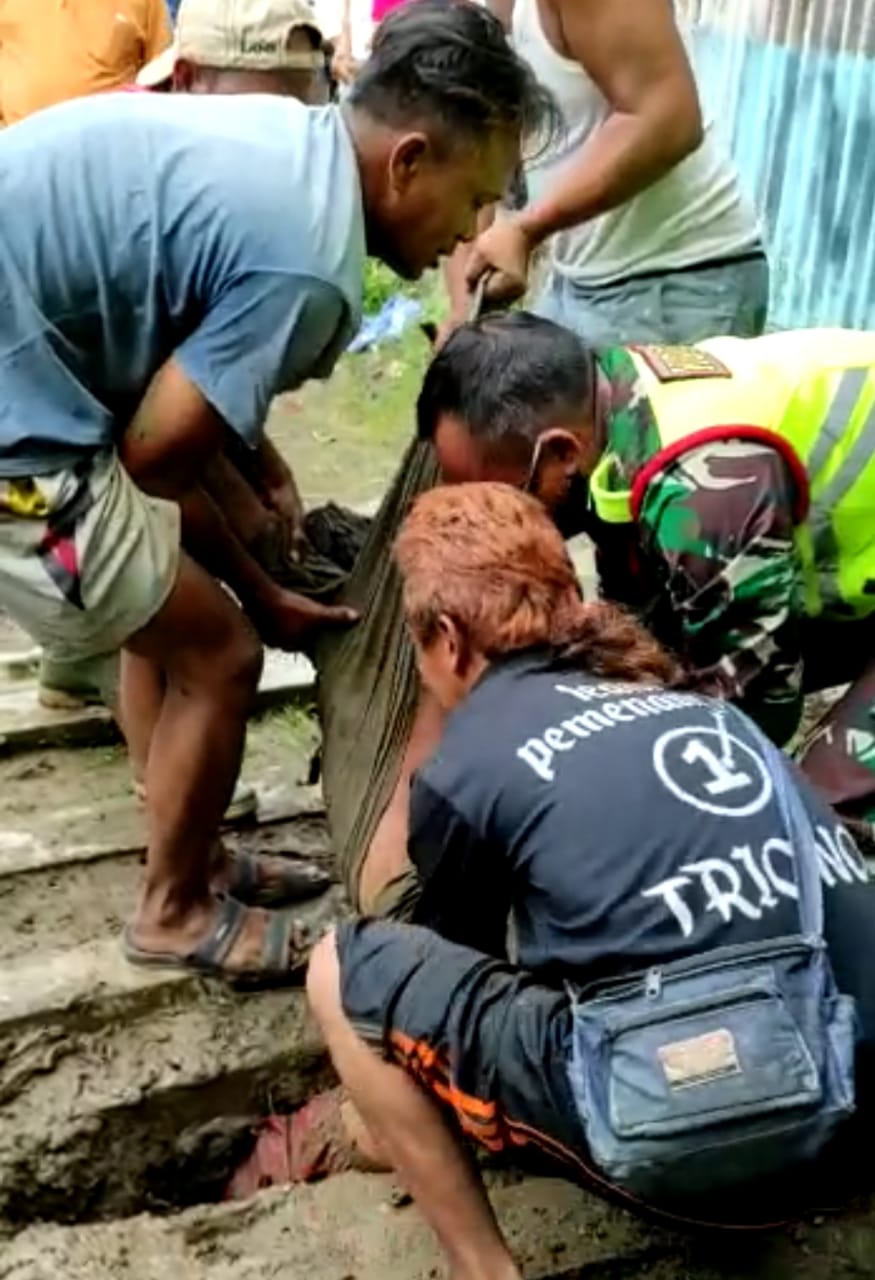 Viral, Aksi Nyeleneh Pemuda Kubur Hidup-hidup Di Pemakaman