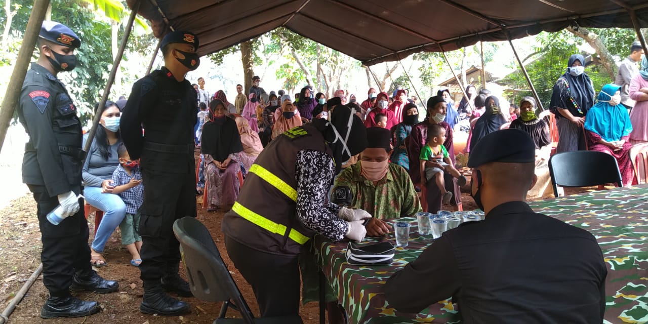 Sat Brimob Polda Jabar Berikan Pelayanan Kesehatan Gratis Pada Warga Kampung Jangari