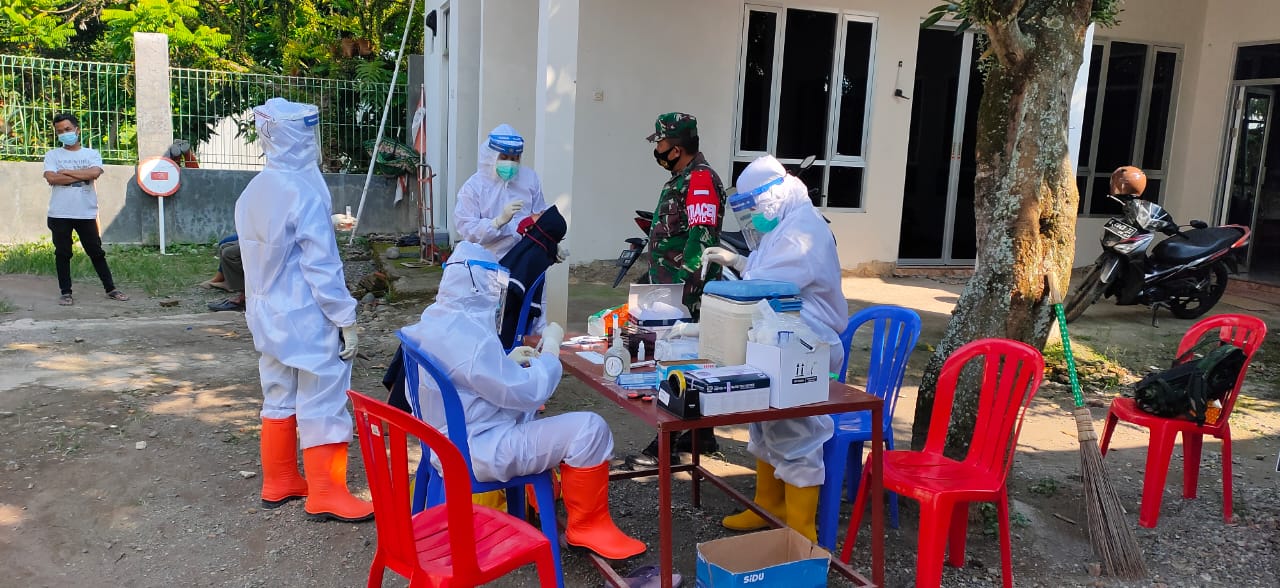 Babinsa Koramil 15/Lebaksiu Dampingi Tracking dan Swab Antigen