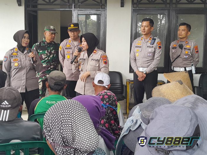 Polres Sukoharjo Peduli Pemulung, Gelar Jumat Curhat dan Bagikan Makanan