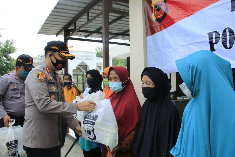 Peduli Masyarakat Terdampak Covid-19, Polres Karawang Gelar Bakti Sosial