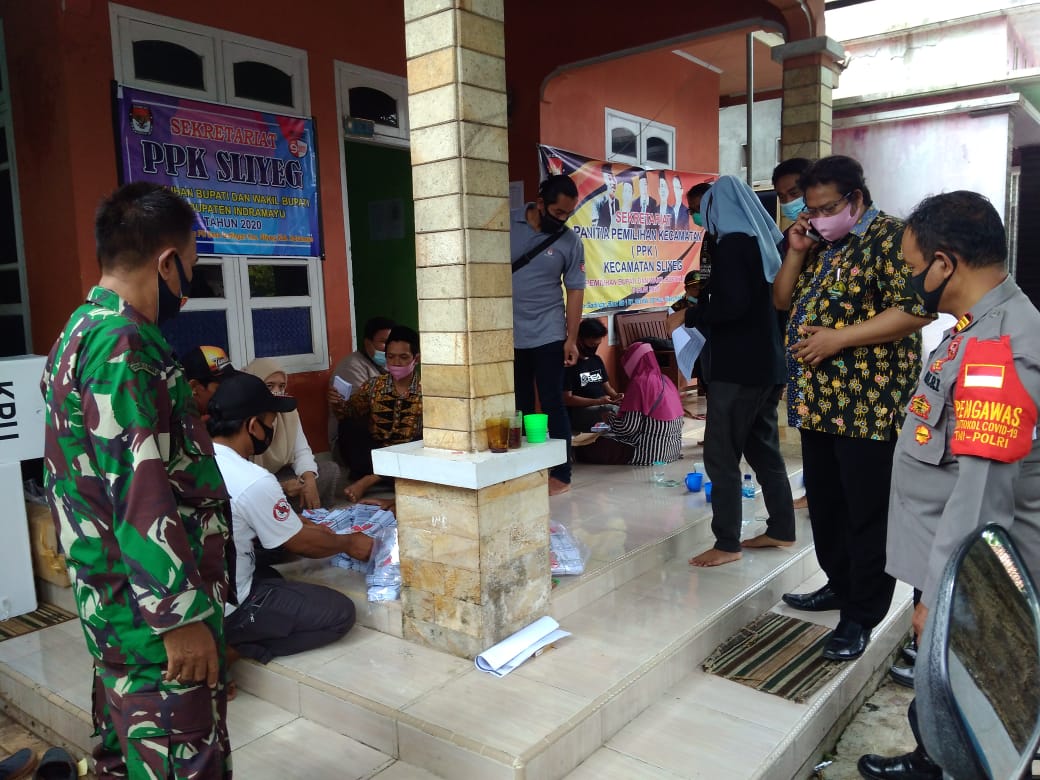 Kapolsek Sliyeg Polres Indramayu Pengamanan Pelipatan Kartu Suara Pilkada