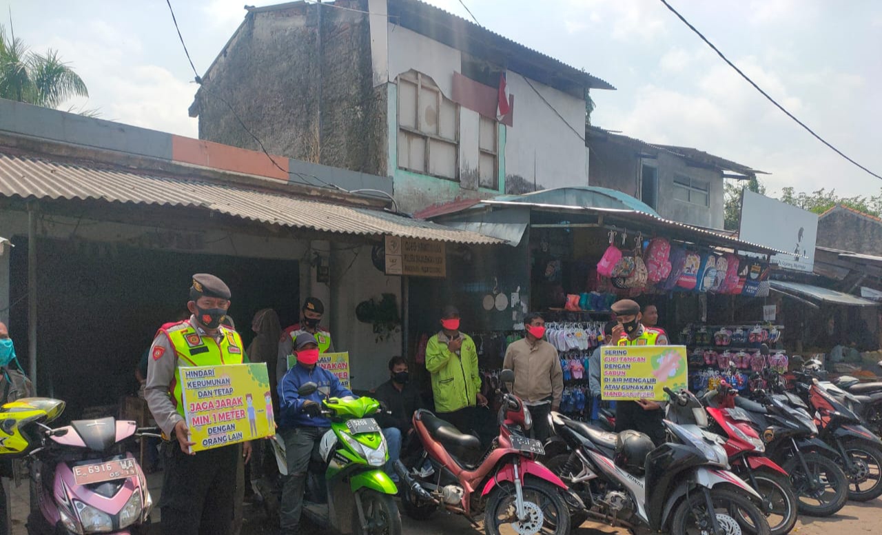 Cegah Covid-19, Sat Sabhara Polres Majalengka Kembali Berikan Masker