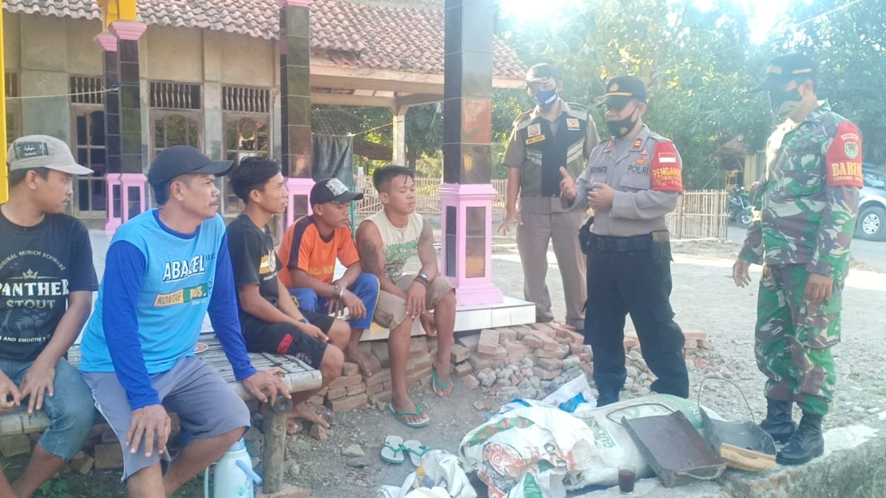 Dengan Cara Door to Door, Jajaran Polsek Cantigi Sambangi Kerumunan Warga