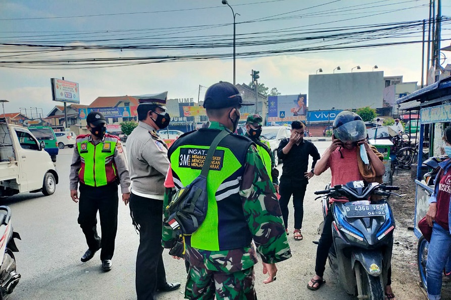 Satgas Covid-19 Rancaekek Himbau Prokes di Pertigaan Dangdeur