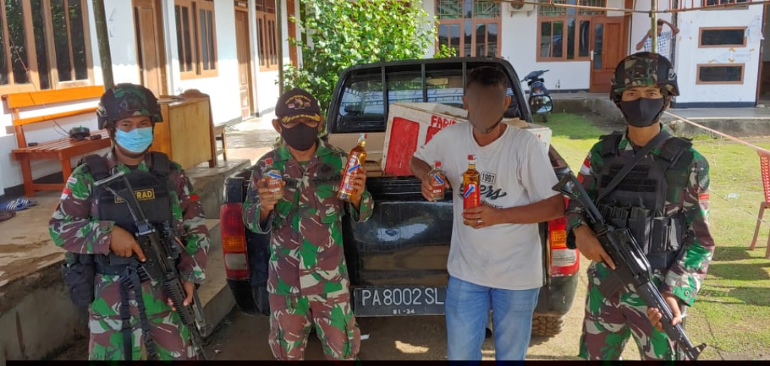Satgas Yonif 754 Kostrad Amankan 312 Botol Miras Ilegal di Papua