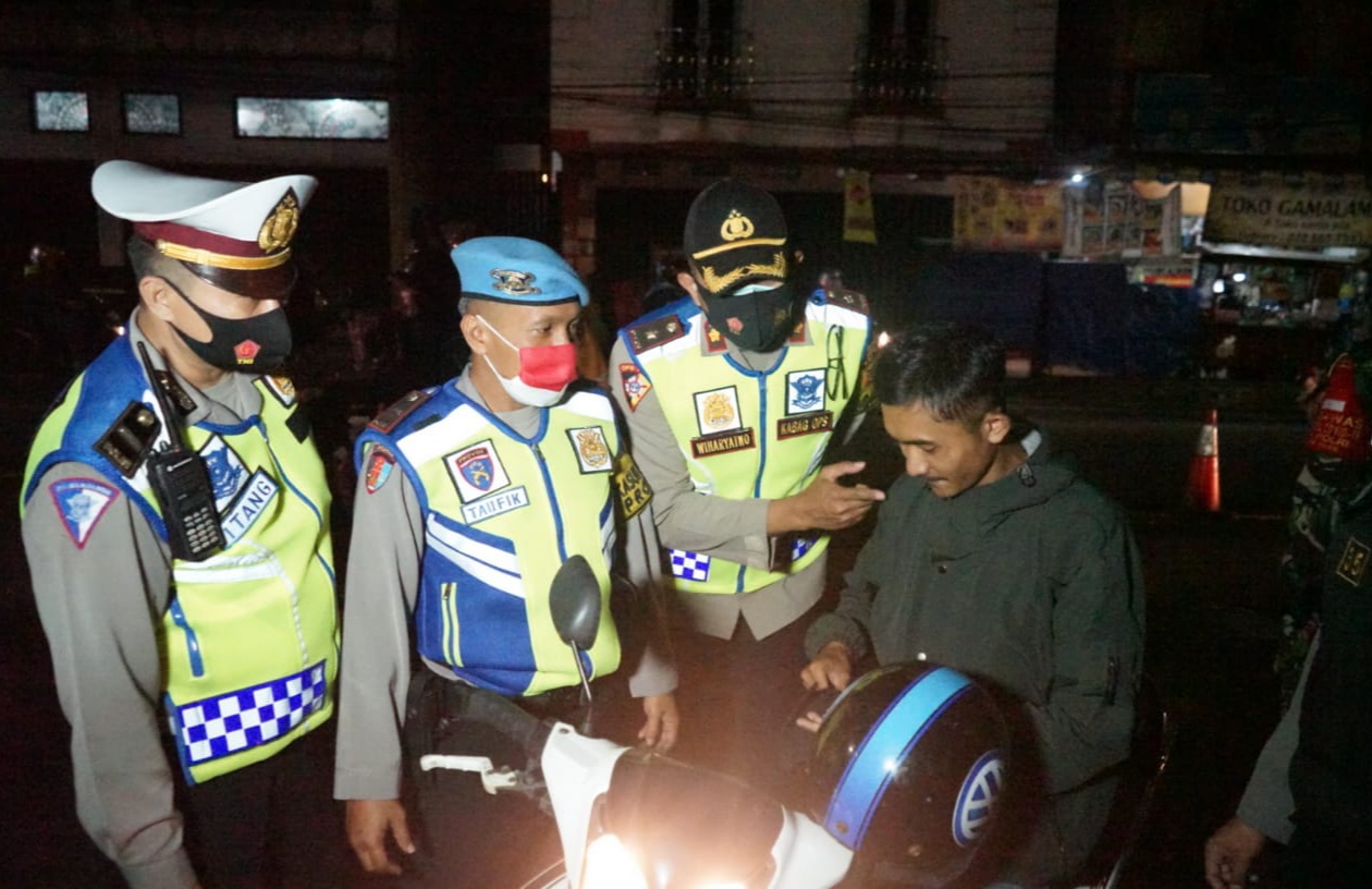 Tak Kenal Bosan, Polres Cimahi Polda Jabar Terus Giatkan Ops Yustisi Himbau dan Sosialisasikan 3M