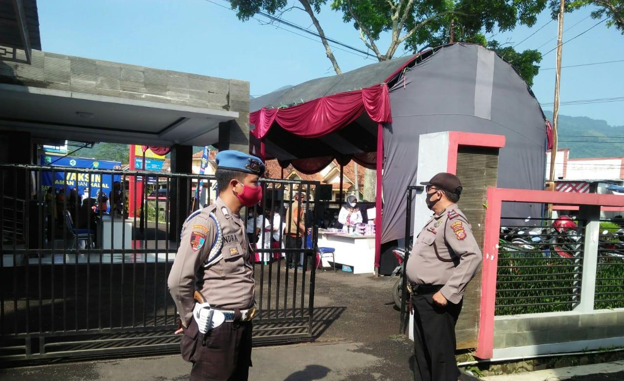 Personel Polres Majalengka Polda Jabar Hadiri Vaksinasi Pada Peringatan Hari Lanjut Usia Nasional Tahun 2021
