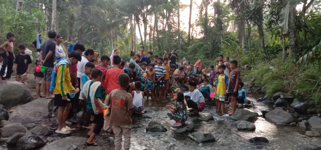 Antusias Masyarakat di Acara Mandi Bersama Kampung Cikeris di Kali Ciambu