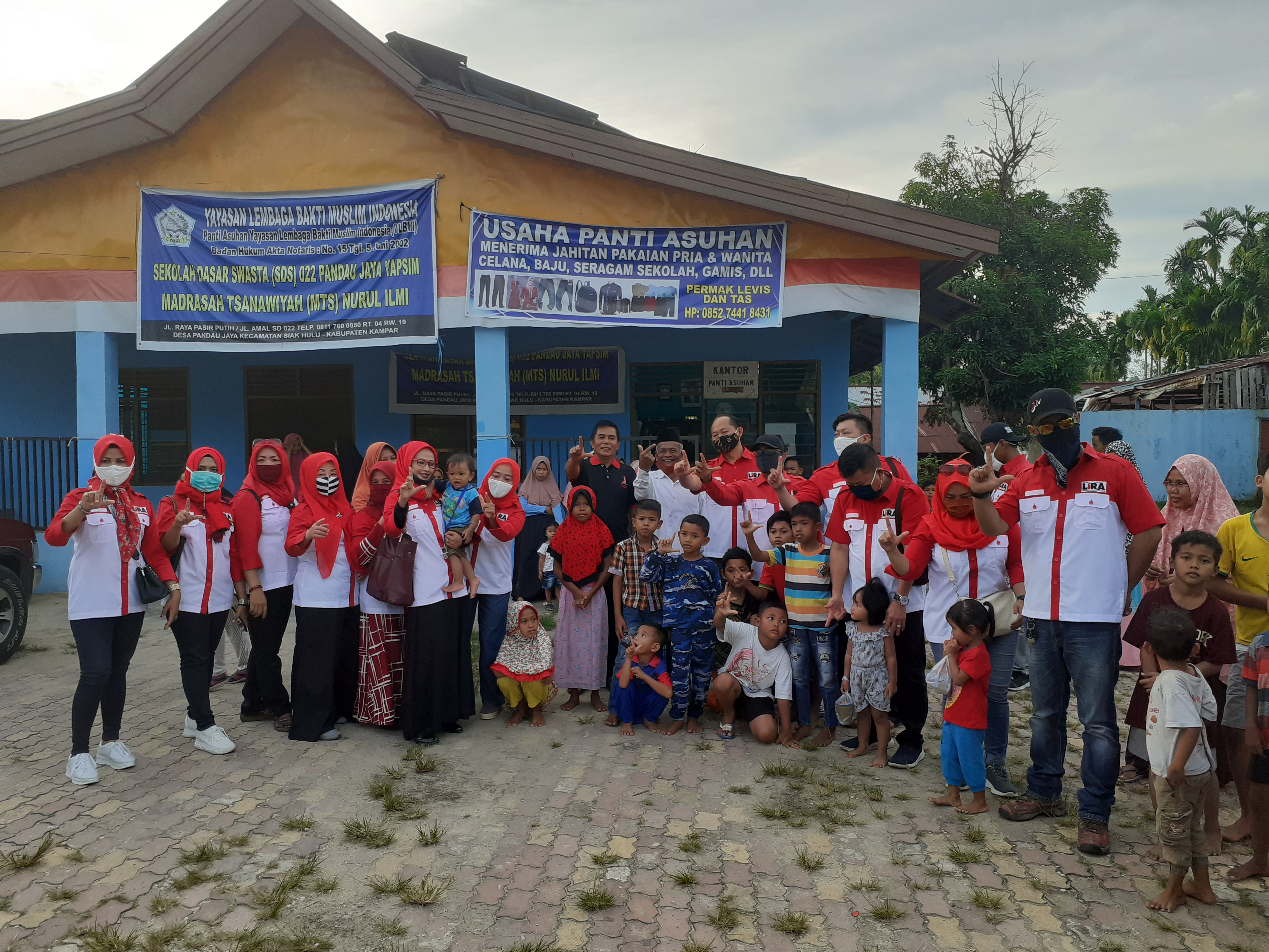 Berkah Ramadhan dan Peduli Sesama, LSM LIRA Riau Bagikan Takjil pada Pengendara dan Panti Asuhan 