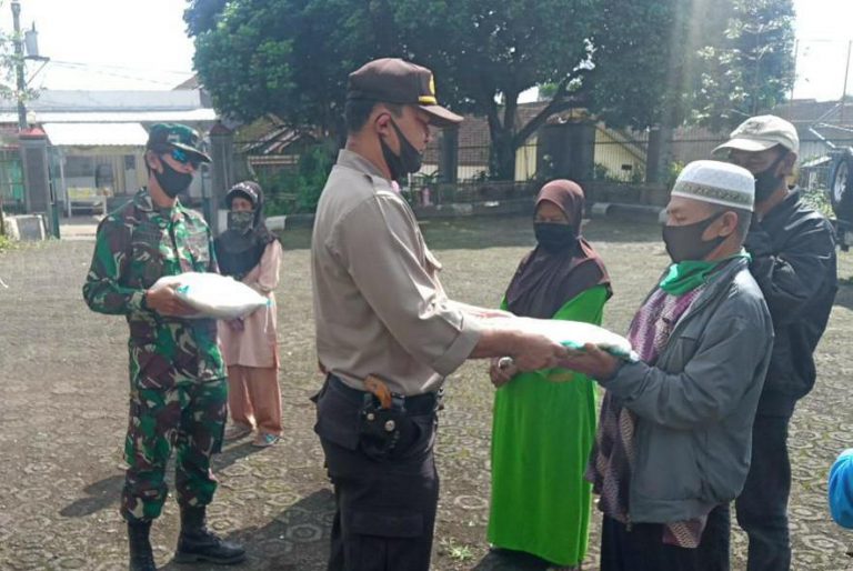 Bakti Sosial TNI-POLRI Berikan Bantuan Sembako Kepada Marbot Masjid