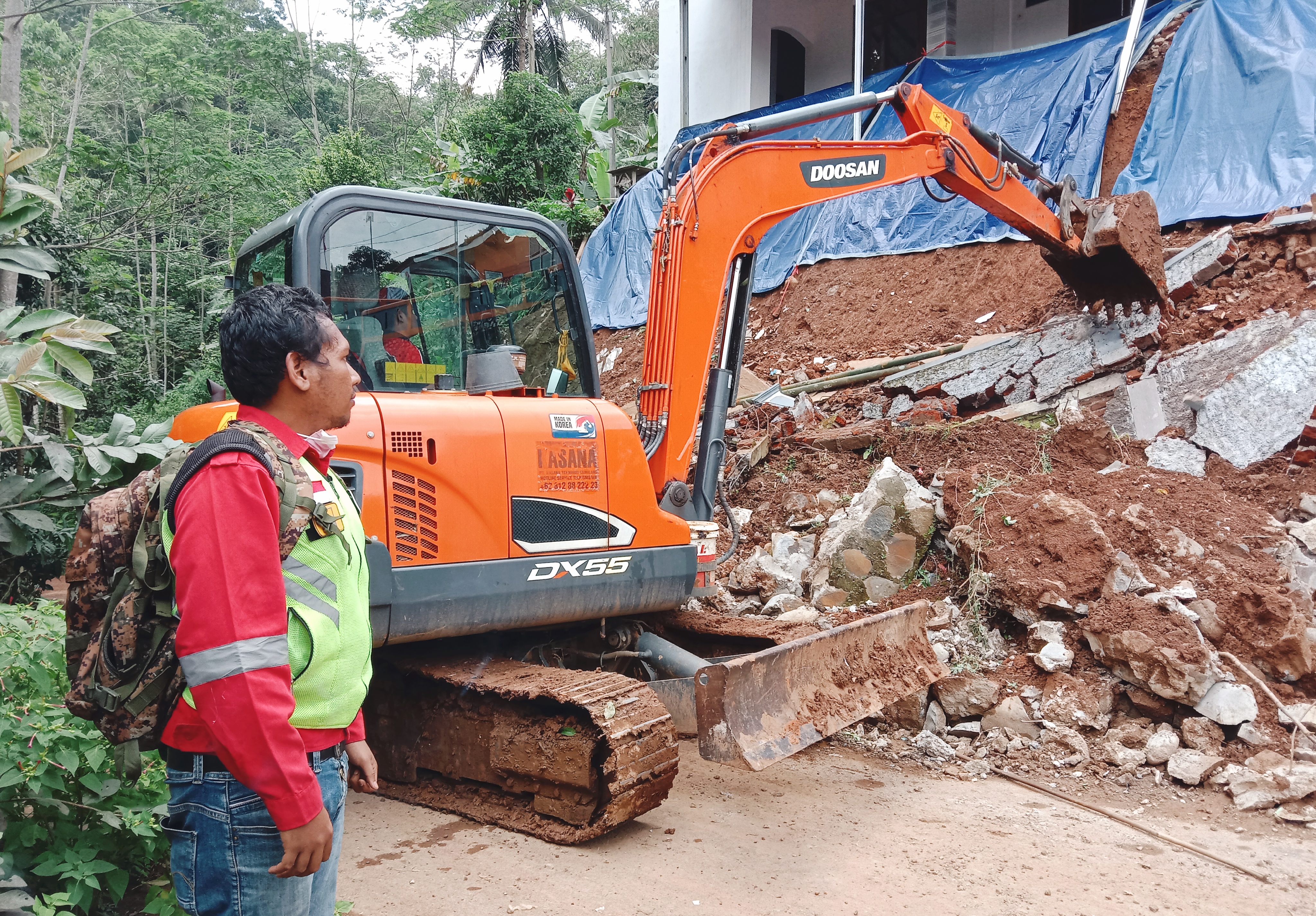 Alat Berat di Kerahkan Untuk Bersihkan Longsor di Desa Kutaagung