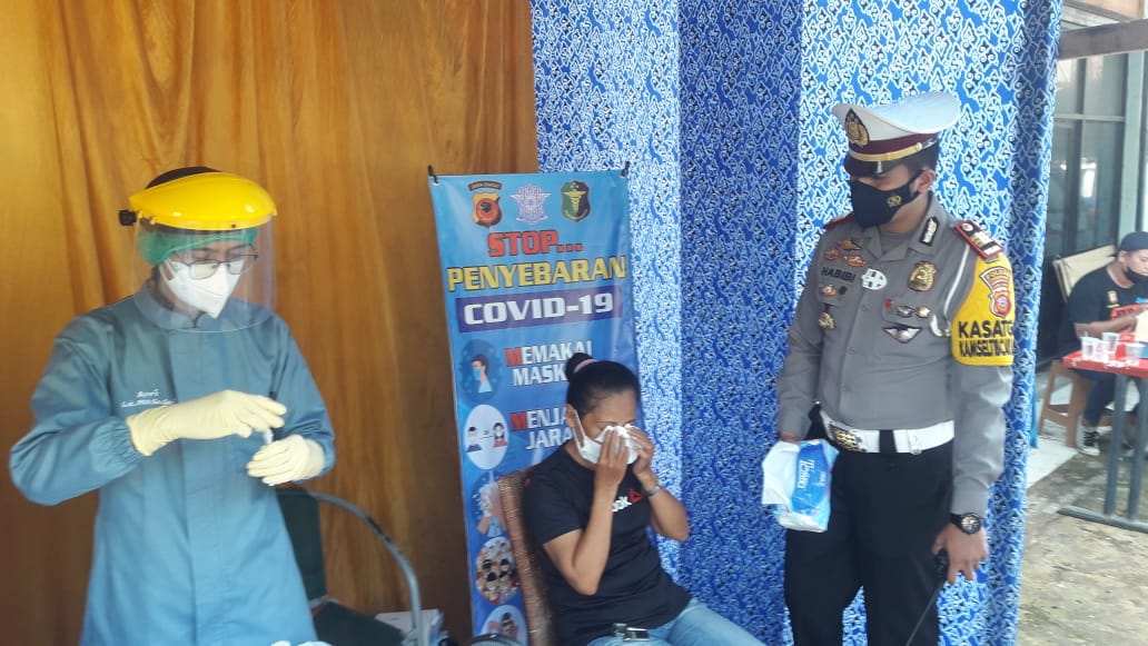Sat Lantas Polres Cirebon Kota Polda Jabar, Gratiskan Rapid Test Antigen Bagi Pengendara Selama Satu Jam