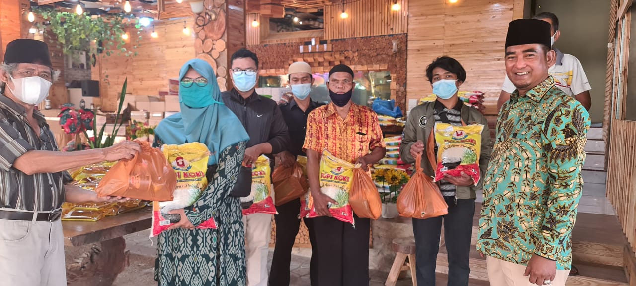 Jelang Idul Fitri, Ketum Santri Tani berbagi Al quran Diiringi Paket Sembako kepada Masyarakat