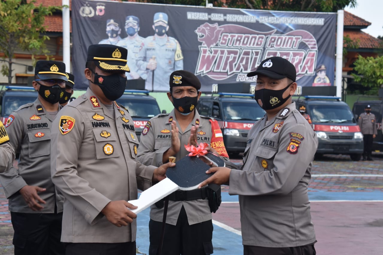 Secara Simbolis, Kapolres Indramayu Serahkan Mobil Pelayanan 110
