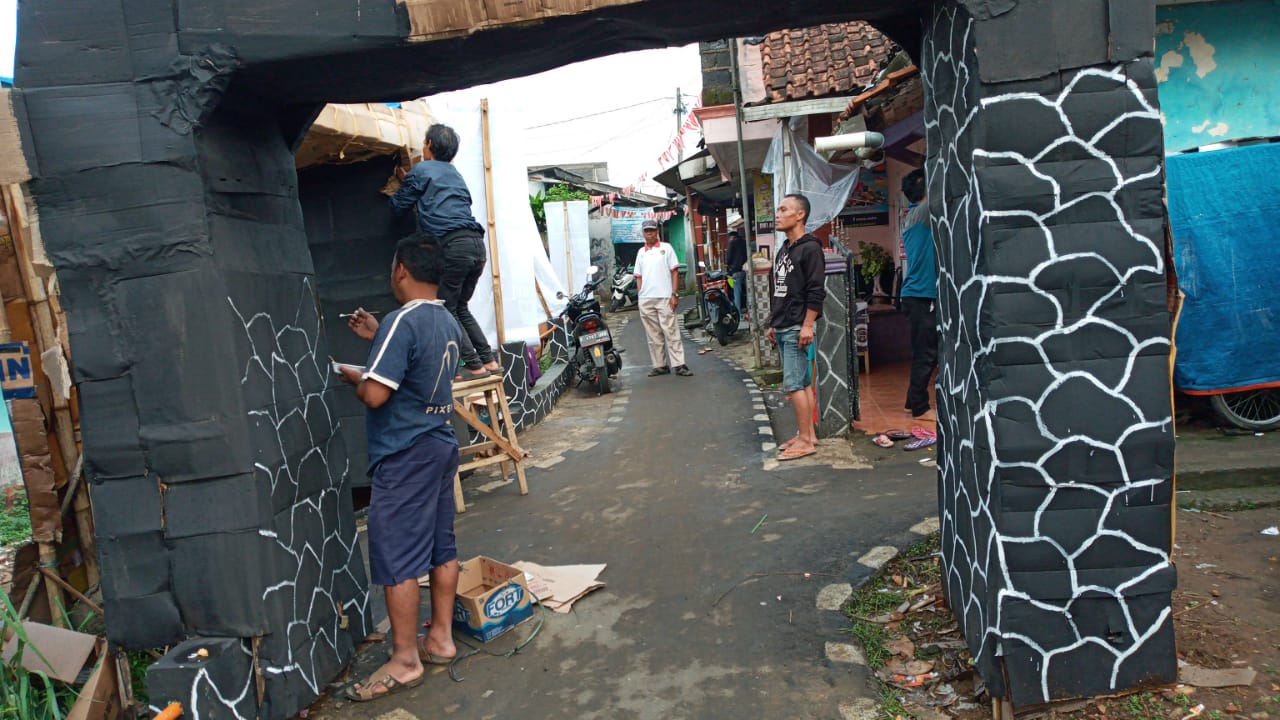 Sambut HUT RI ke 75, Warga Benteng Gg.Sawo Semangat Membuat Gapura 