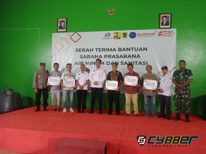 Bupati Klaten Serahkan Bantuan Sarana Air Minum dan Sanitasi di Desa Pundungsari