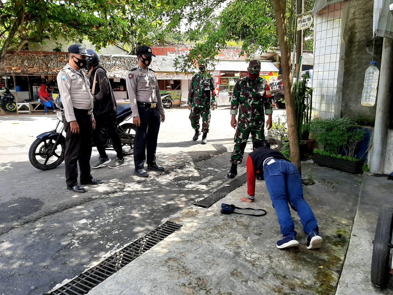 Petugas Gabungan TNI-Polri dan Pemerintah Terus Gencar Melaksanakan Yustisi