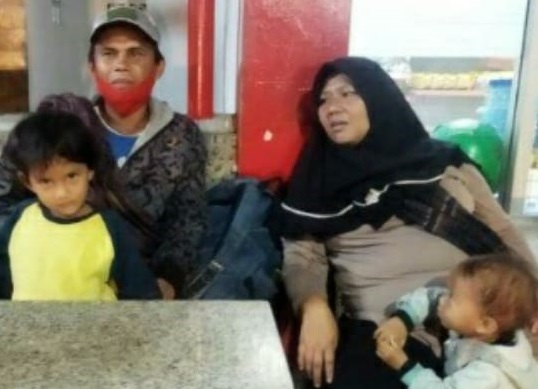 Tak Punya Bekal Hidup di Perantauan Usai di PHK, Pasutri ini Nekat Jalan Kaki dari Gombong ke Bandung, Bawa Dua Balita