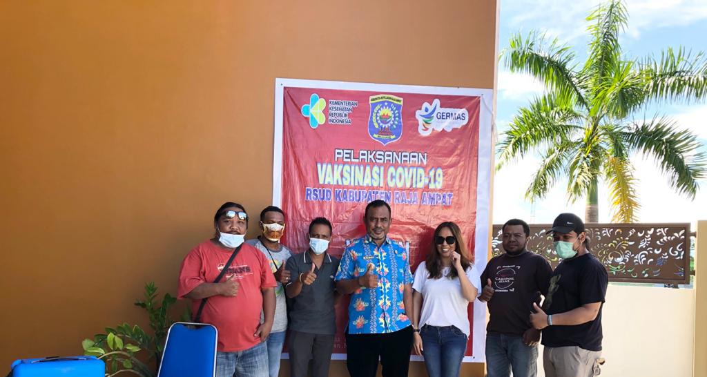 Bupati Raja Ampat dan Sejumlah Insan Pers di Kota Waisai Ikut Vaksin