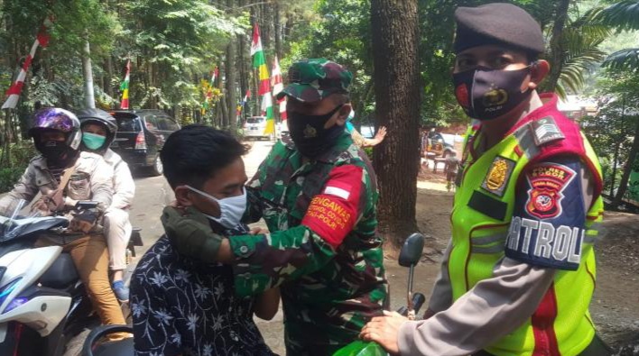 Cegah Covid 19 di Wisata Gunung Pancar, Kapolsek Babakan Madang dan Muspika Disiplinkan Pengunjung
