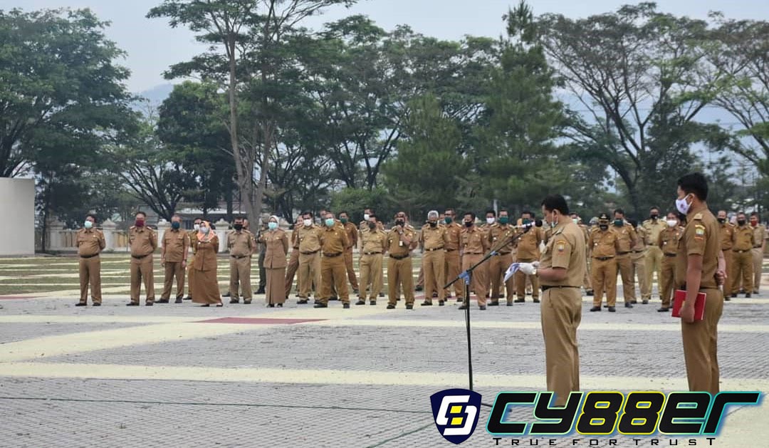 Pimpin Apel, Bupati Dony Serahkan Penghargaan dan Santunan