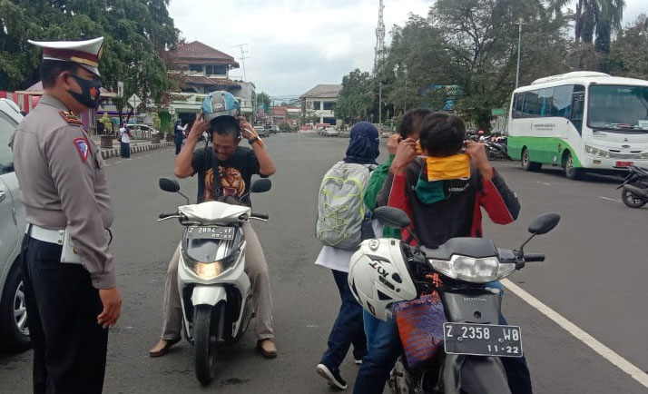 Sat Lantas Polres Ciamis Laksanakan Dikmas Lantas dan Bagikan Masker Pada Masyarakat