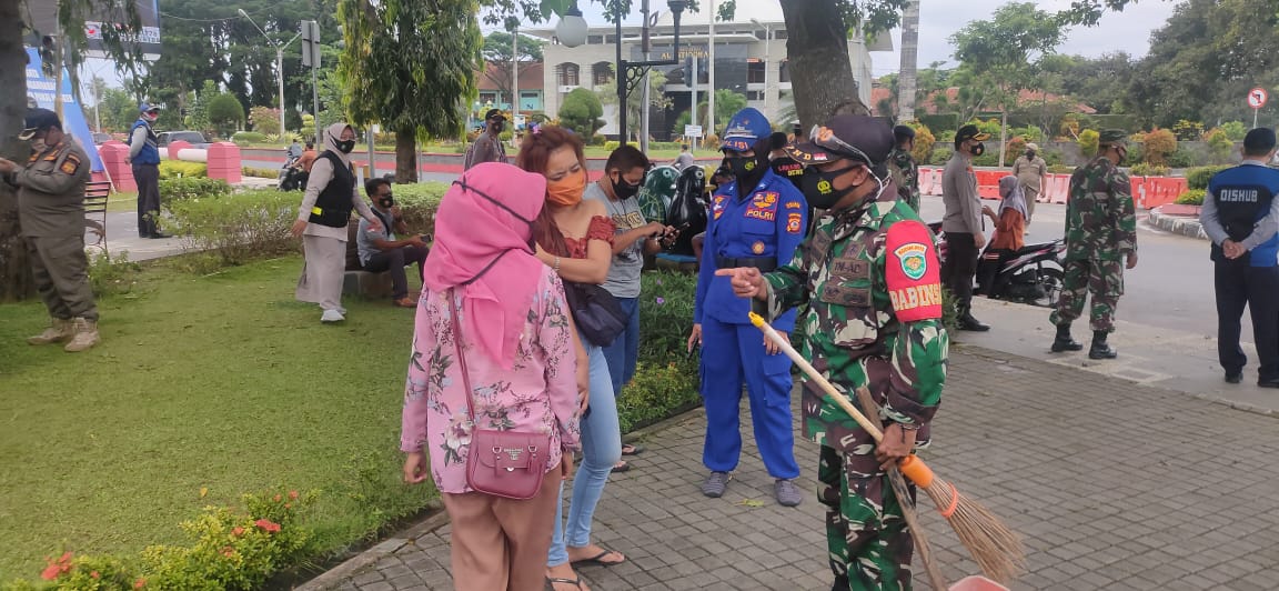 Petugas Gabungan Penindak Pelanggar Protokol Kesehatan Kabupaten Pangandaran Terus Bergerak Melakukan Operasi Yustisi