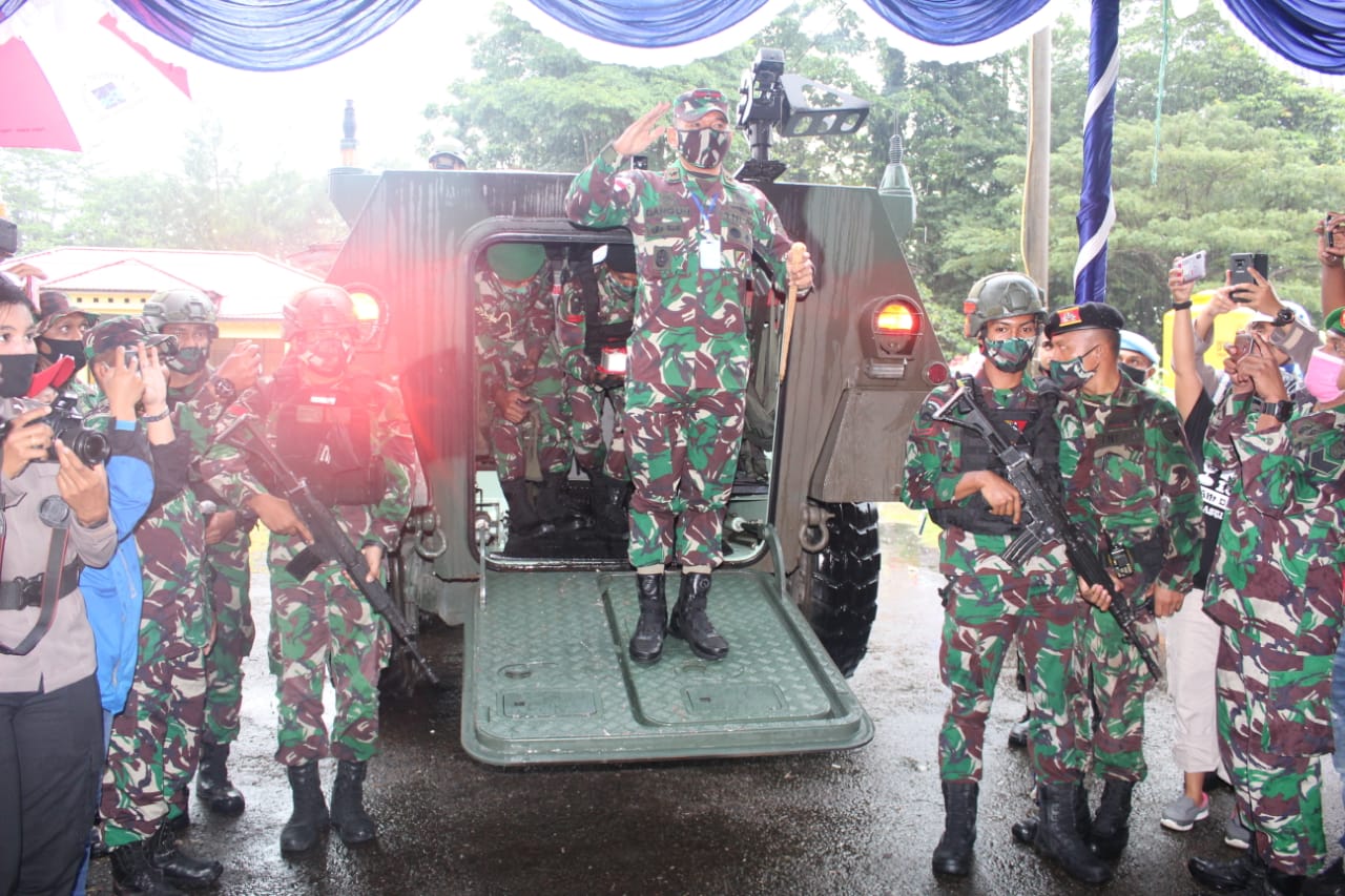 Gunakan Panser Anoa, Danrem Merauke Berikan Kejutan Kepada Kapolres Mimika di Hari Bhayangkara