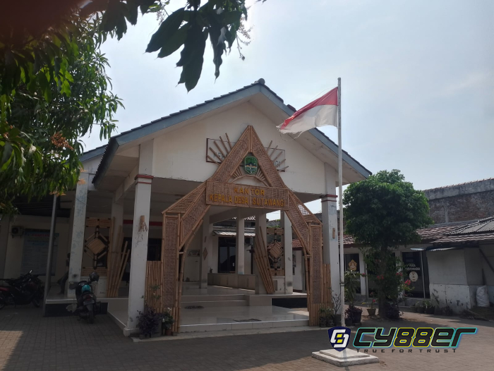 Simbol Negara Terpasang Dalam Kondisi Usang dan Sobek, Terlihat di Depan Kantor Desa Sutawangi