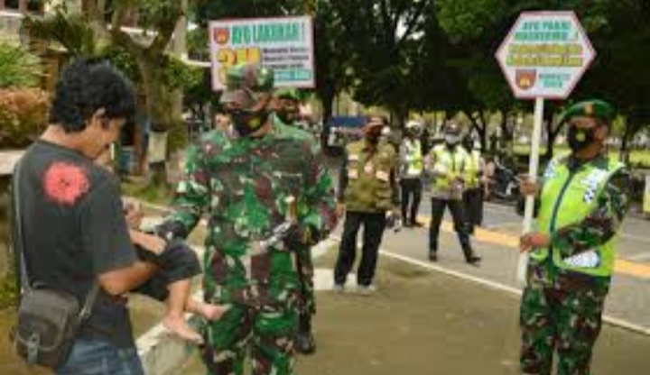  Kodim 0723/Klaten bersama Polres, dan Satpol PP Bagikan Ribuan Masker
