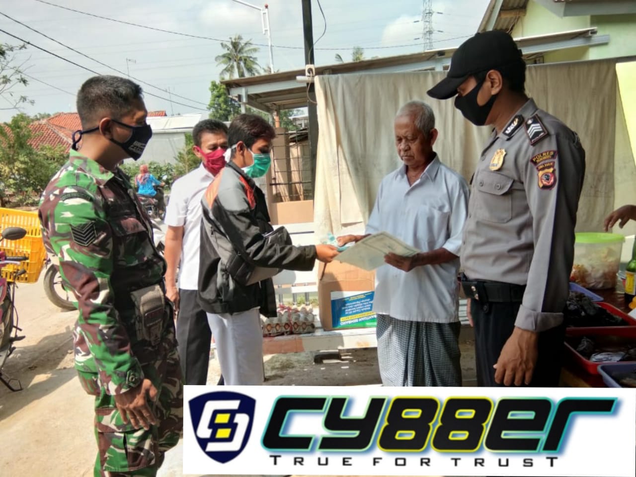 Jajaran Polsek Sliyeg Giat Pengawalan Pemberian Sembako dari Provinsi Untuk Masyarakat