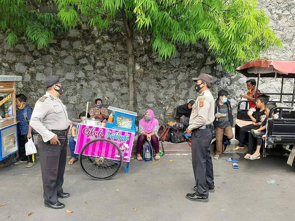 Himbau Prokes, Bhabinkamtibmas Polres Majalengka Tegus Warga yang Tidak Memakai Masker