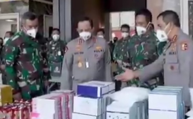 Ikatan Alumni Akabri 89,TNI AD, AL, AU dan Polri Serahkan Bantuan Sembako, Multivitamin dan Polis Asuransi Untuk Korban Terdampak Covid -19