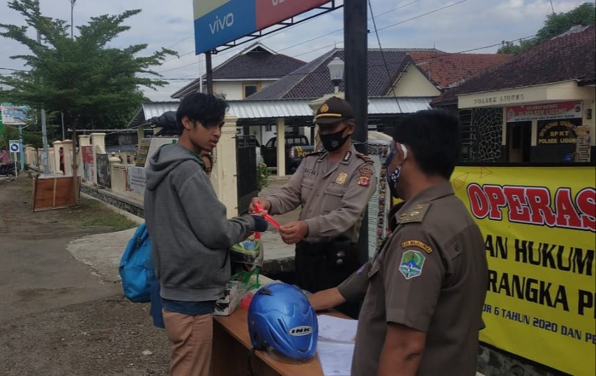 Perketat Prokes PPKM Mikro, Ops Yustisi Polres Majalengka Polda Jabar Terus Bagikan Masker