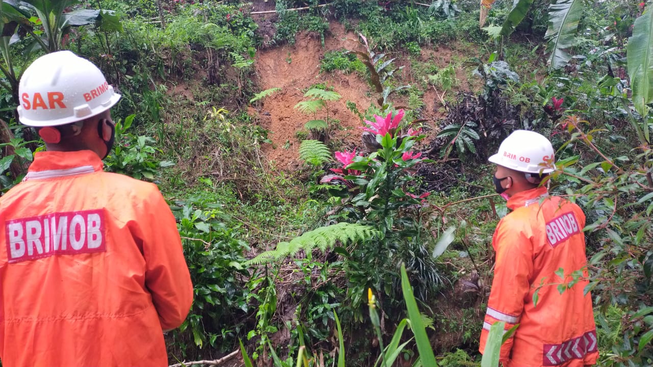 Tim SAR Sat Brimob Polda Jabar Lakukan Pengecekan Tebing di Wilayah Pacet Guna Siaga Bahaya Longsor