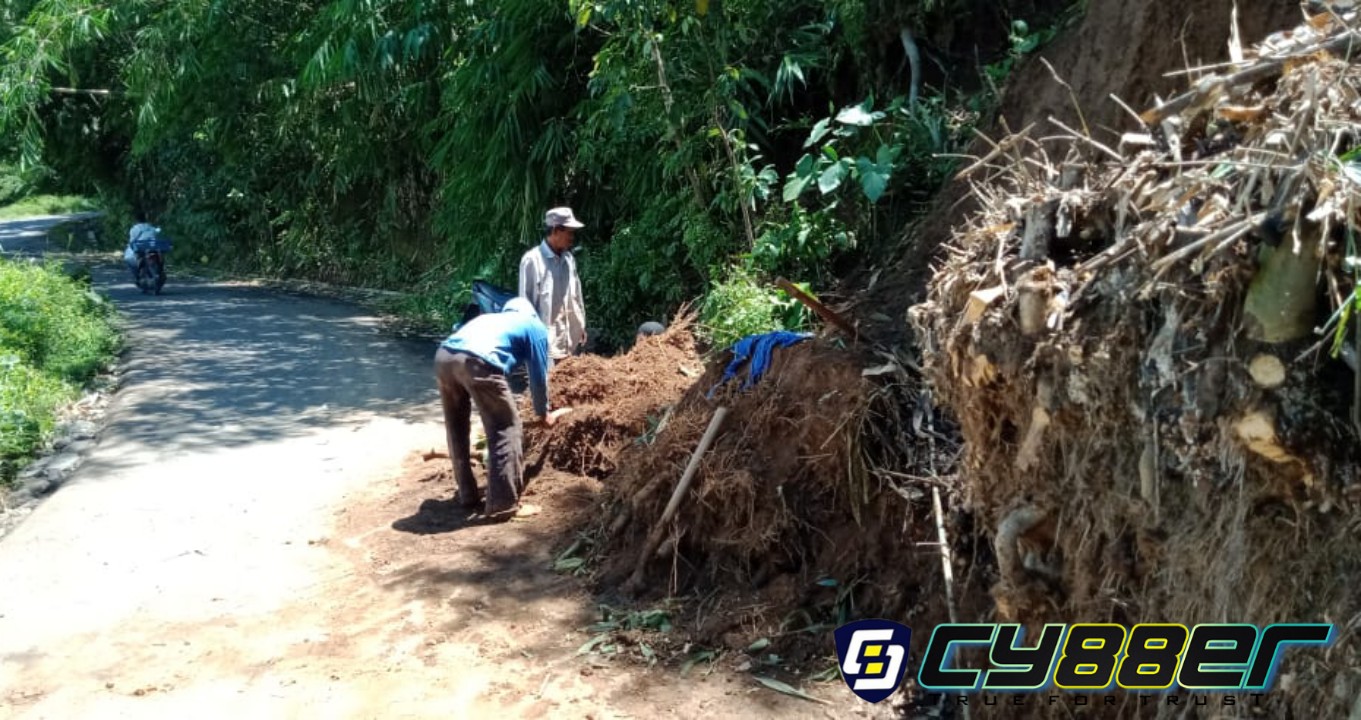 Tanah Longsor di Kp Gunung Jati Desa Cikahuripan Kadudampit Membuat Lalu Lintas Tersendat