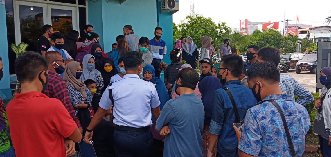 Puluhan Masyarakat Dumai Serbu Kantor PLN Kota Dumai Terkait Kenaikan Harga Listrik