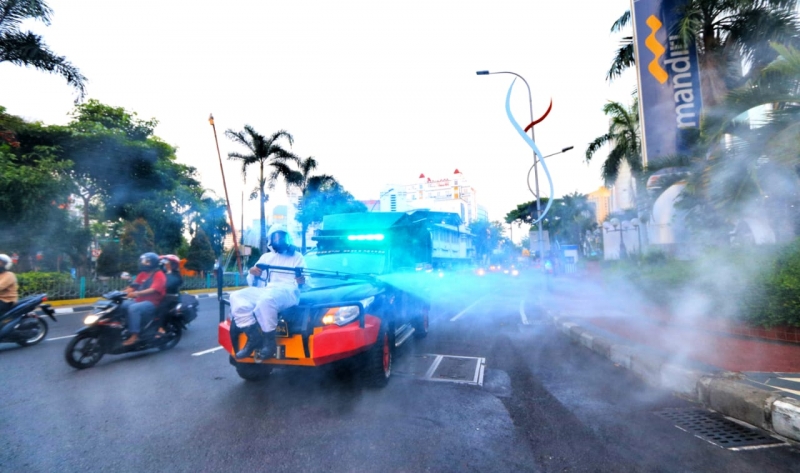 Polda Jatim Semprot Disinfektan dngan Mobil Water Canon