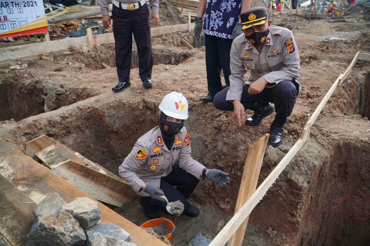 Memulai Pembanguan Barak Dalmas Polres Banjar, Kapolres Letakan Batu Pertama