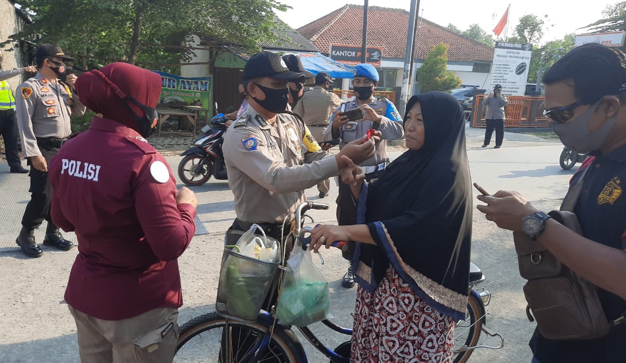 Polsek Gunung Jati Polres Cirebon Kota Polda Jabar, Ajak Warga Cegah Covid 19 Dengan 3M