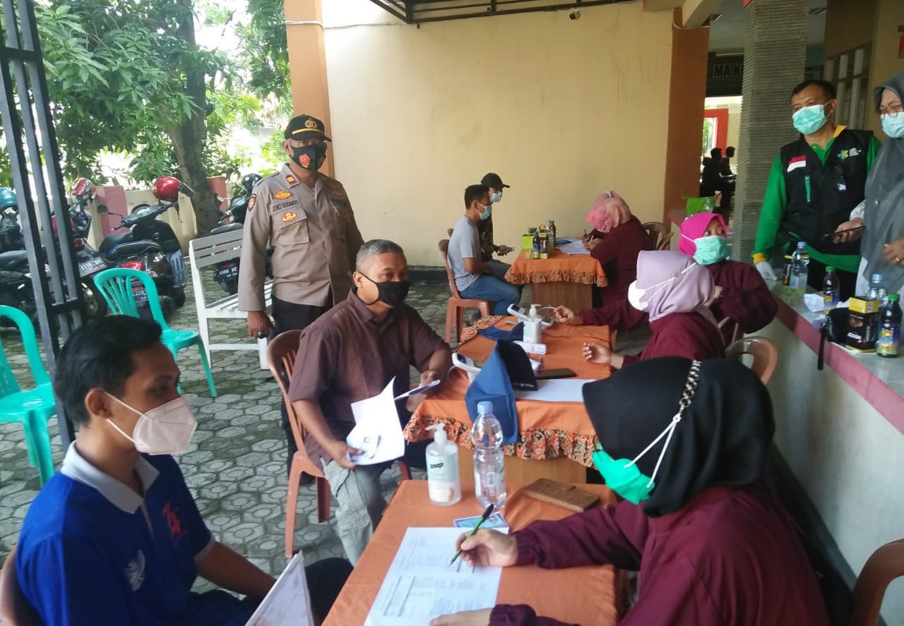 Beri Rasa Nyaman, Personel Polres Majalengka Pantau Vaksinasi Bagi Petugas Pelayanan Publik